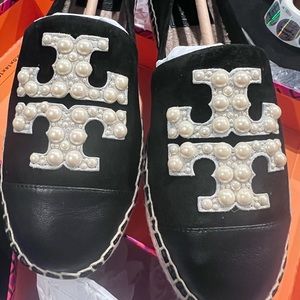 Style 86775 pearl logo flat espadrille size 7. Perfect black